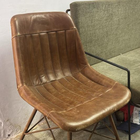 Silla de comedor de cuero con patas de metal, diseño moderno y elegante