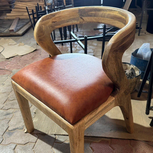 Silla de Comedor de Madera de Acacia con Asiento de Polipiel en Color Tostado