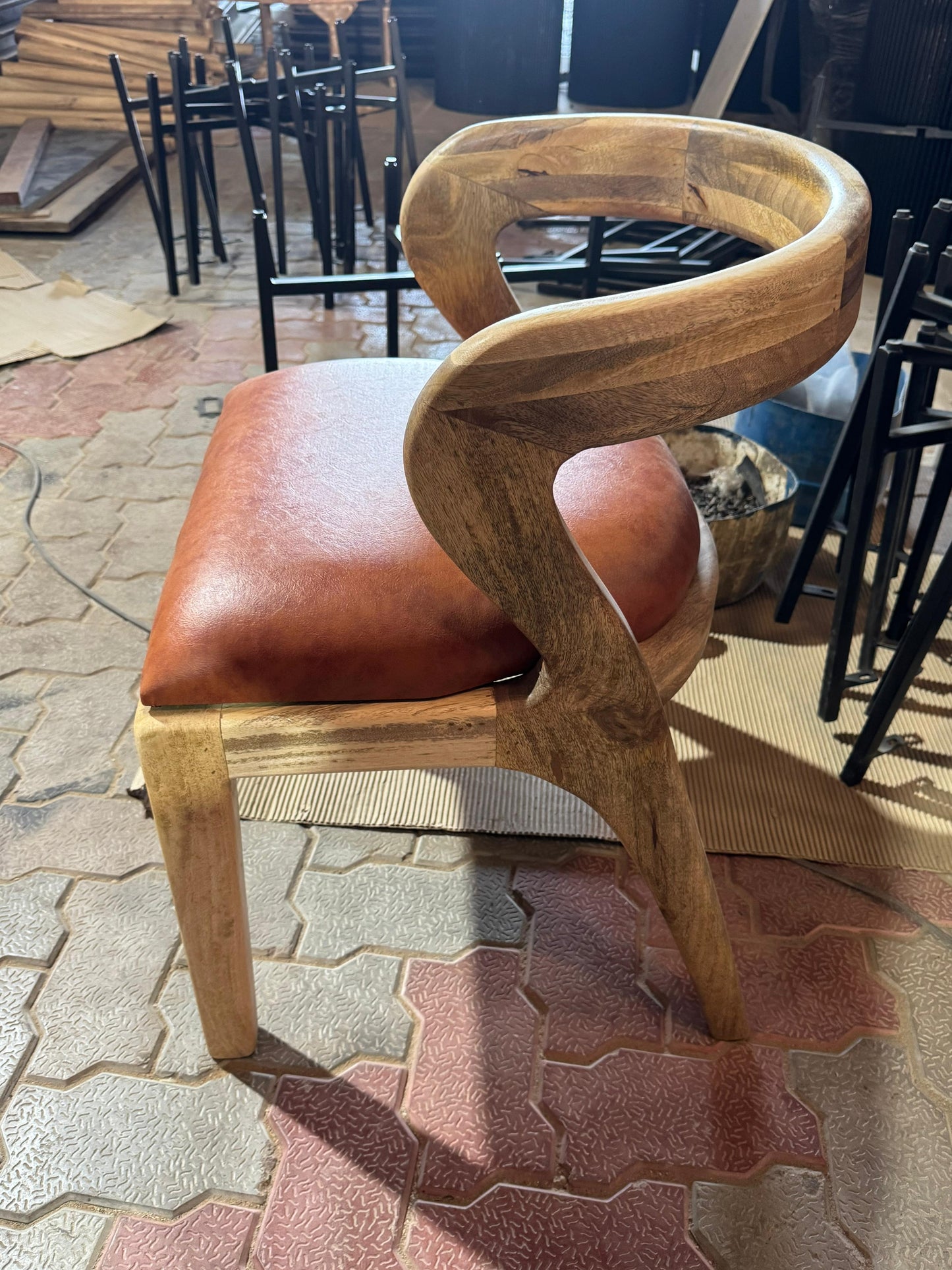 Silla de Comedor de Madera de Acacia con Asiento de Polipiel en Color Tostado