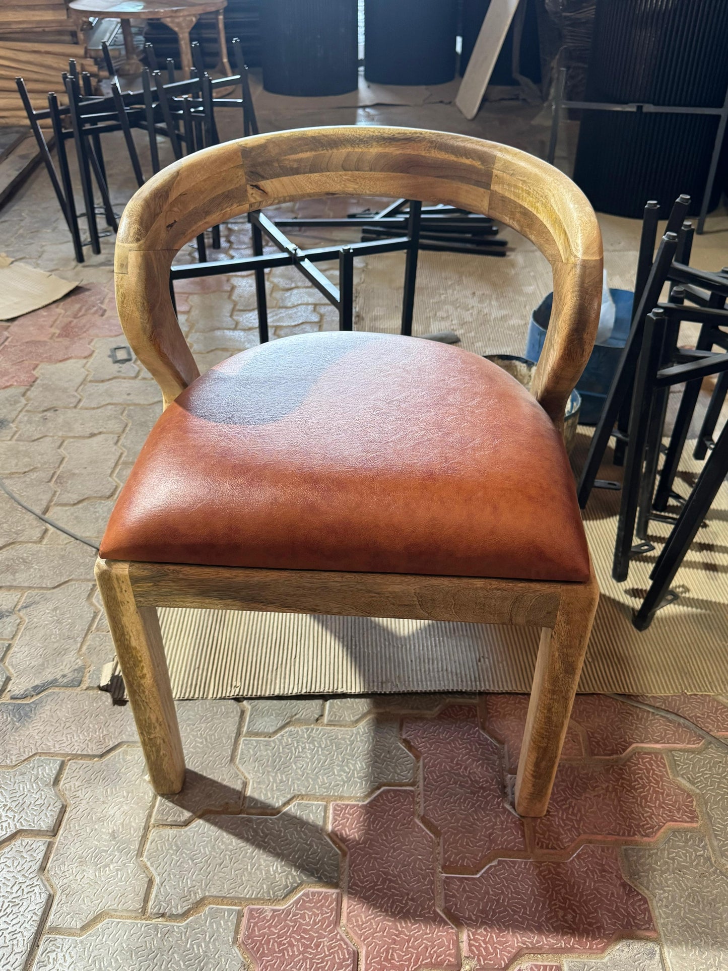 Silla de Comedor de Madera de Acacia con Asiento de Polipiel en Color Tostado