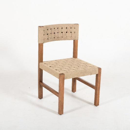 Silla de comedor de madera de mango con asiento de cuerda de algodón tejida a mano, estilo rústico y artesanal.