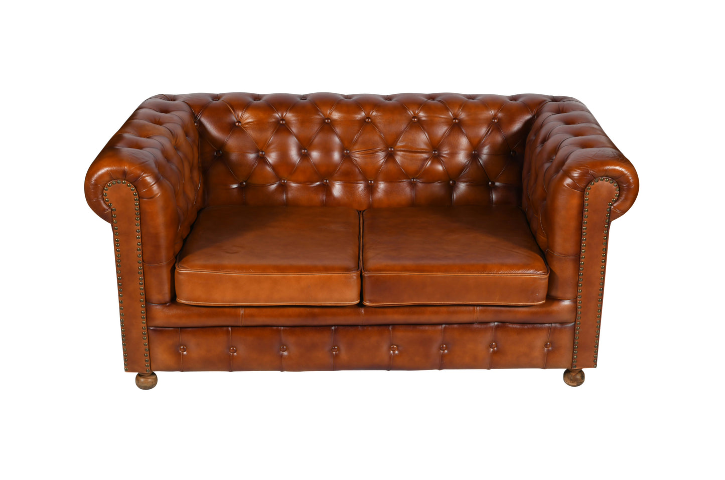 Sofá Chesterfield de 2 plazas en cuero genuino color tostado, diseño clásico con tapizado capitoné